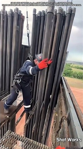 시추 타워 상부 몽키 보드에서의 파이프 인양 및 정렬 공정 #worker #process #derrickman #oilfield #drilling