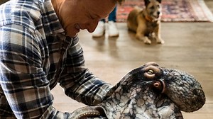 Resident Alien: Alan Tudyk's Hilarious Effort to Revive Nathan Fillion's Octopus Was Totally Ad-Libbed