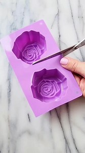 Rose Hot Cocoa Bomb 🌹 Another idea for the rose silicone mold ~ filled with strawberry drink mix, raspberry powder, and strawberry marshmallows 🍓 How to: • cut the mold for easy chocolate maneuvering and demolding • add/spread two layers of chocolate, freezing for 5 minutes after applying each of them to prevent breaking/cracking during de-molding • fill with @nestletollhouse strawberry drink powder, powdered freeze dried raspberries, marshmallows, but not all the way up to leave some space fo