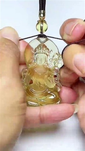 the process of tying a necklace string to a pendant simply and firmly