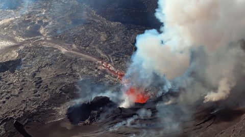 Dramatic lava flows captured at Kilauea Volcano summit