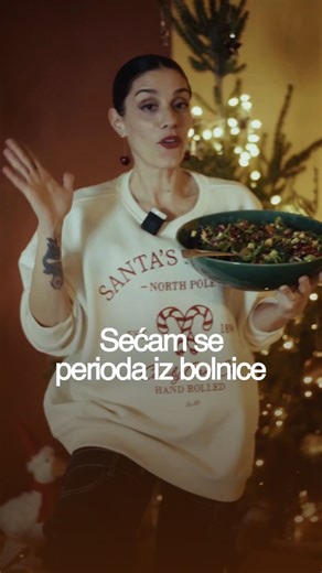 Ova salata ima sve. Prokelj, kelj, rukolu, nar, avokado, batat, pečene orahe… Boje, mirise i ukuse koji podsećaju da su praznici mnogo više od hrane. Kelj se secka sitno, da svi budu zadovoljni. Prokelj omekša pod rukom. Batat daje toplinu. Orasi mirišu na dom. I dok seckam i mešam, vraćaju se uspomene. Bolnica, mama, salata koju mi je donosila svaki dan. Nije bilo lako, ali ta salata je uvek donosila malo utehe i snage. Možeš da napraviš i poseban senf-mirođija dresing, a možeš i sasvim jednost