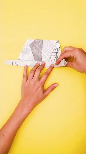 新聞紙でグローブをつくってキャッチボール