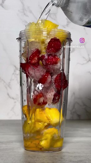 Delicious Mango Smoothie Recipe with Strawberries and Pineapples