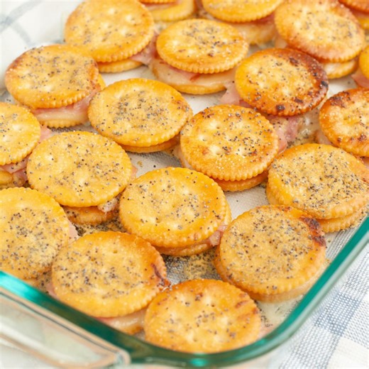 Ritz Cracker Party Sandwiches #ritzpartysandwiches #ritzpartycrackers #RitzCrackers #partyfood #snackrecipes #hamandcheese | Foodlovinfamily