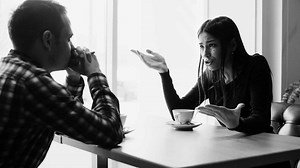 10 Signs Reveal That Someone Lacks Emotional Security (and 5 Causes)