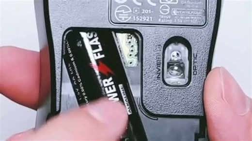 罗技M185鼠标百元内真香之选，静音滚轮响应快，办公居家都能用，续航持久手感舒适，小预算也能享受精致体验。