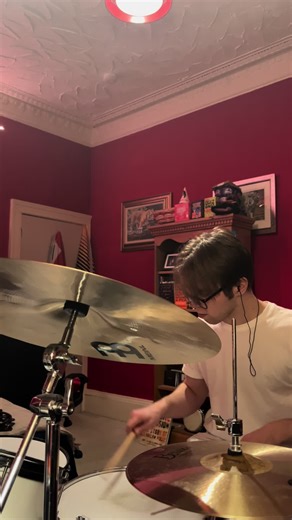 Just a wee cheeky one today 😏 Never properly used the paradiddle round the kit, or many stickings, so still experimenting with phrases 😘 Is it just me or do your own fills sound so much better recorded than in real time ahahaha #chilldrums #collisiondrumsticks #paradiddle #drums #drumpractice
