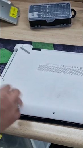 We disassemble the HP laptop to remove the HDD and install the SSD.