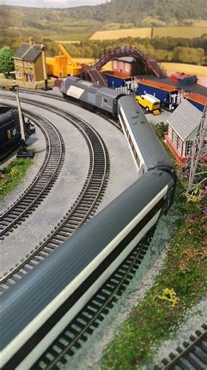 Hornby HST Class 43 East Coast livery. R30099 and MK3 coaches. Running in push and pull mode.