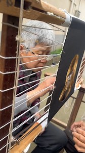 Do you think this is an embroidery of a golden monkey pattern? In fact, it's also a white dog! This double-sided embroidery represents the most exquisite technique in Suzhou embroidery, where the colors, stitching methods, and patterns on each side are completely different. Typically, such works require the collaborative efforts of two skilled embroiderers to complete. | Huanqiu.com