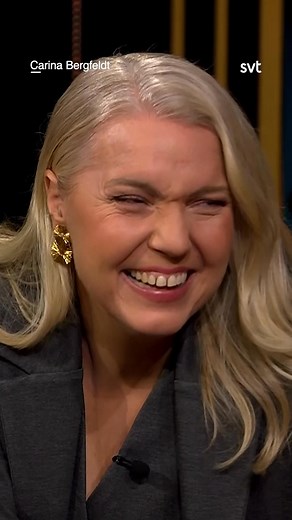 🍿SPOILERVARNING!💥 Mjällbys hjälte Jacob Bergström fick Henrik Dorsin och mig att tappa det fullständigt i veckans program. Scrolla vidare om du vill vänta tills i morgon med att höra skämtet. Avsnittet finns på SVT Play redan kl 17, och sänds i SVT1 kl 21, direkt efter På Spåret. Skrattfest utlovas.✨ | Carina Bergfeldt