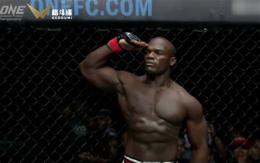 因热爱中国而代表香港出战的黑人拳王艾龙11秒KO日本高手，震惊全场！