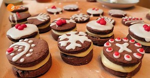 Hand auf's Herz: Alle Jahre wieder backen wir die gleichen Plätzchen. Dieses Jahr pimpen wir sie einfach mal etwas auf. Los geht es heute mit Sandwich-Cookies. Das Rezept findet Ihr hier: http://ly.zdf.de/Yz7H/ #ZDFweihnachten | ZDF