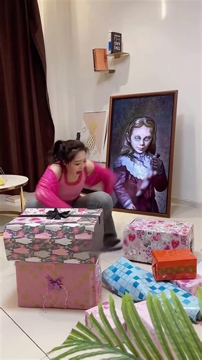 Pranking My Big Sis With Scary GIFs!