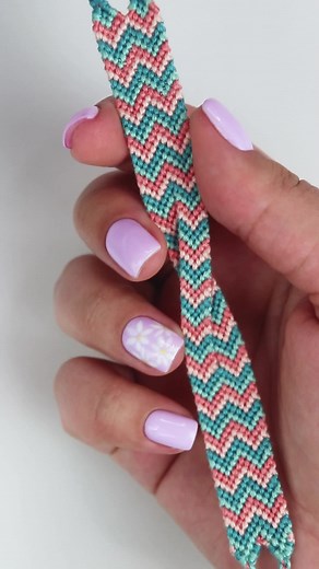 The Twisted Chevron is one of my new favourites 💕 Perfect for the summer! Full tutorial on YouTube (Masha Knots) #friendshipbracelets #bracelettutorial