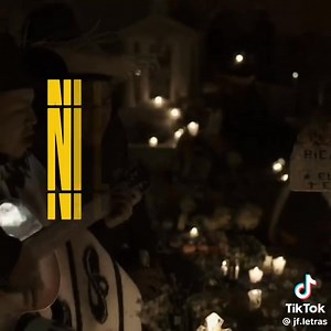 La canción "Nadie es eterno en el mundo" de Antonio Aguilar es una profunda reflexión sobre la vida, la muerte y la impermanencia. A través de sus letras, el cantante nos invita a considerar la fragilidad de la existencia y la inevitabilidad de nuestro paso por este mundo. Desde el inicio, la canción establece un tono melancólico que nos recuerda que todos, sin excepción, enfrentamos el mismo destino: la muerte. Este mensaje, aunque sombrío, también tiene un matiz de sabiduría. La vida es efímer