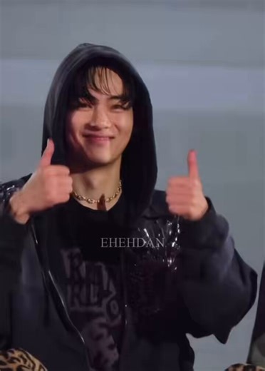 “He couldn’t take his eyes off her”Taehyung’s average view from stage: