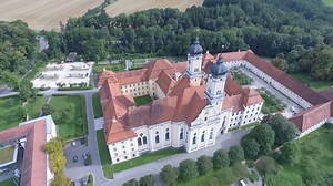 In unserer Serie zeigen wir unterschiedlichste Orte in der Region aus der Vogelperspektive - und erzählen die bodenständigen Geschichten dazu. Heute fliegen wir über das Kloster Roggenburg. swp.de/draufsicht | Südwest Presse