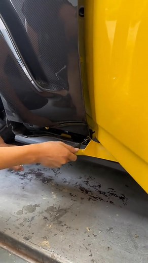 🎄 This Christmas, have you treated yourself yet? 😉 Check out the installation of the S650 carbon fiber fenders — every detail engineered for perfection. ⚡ Catch us at SEMA Show 2025: 📍 North Hall #12231 📅 Nov 5–8 — see you there! 👀 #S650 #CarMods #TrackReady #ChristmasVibes #JCSPortline #AutoEnthusiast | Jcsportline