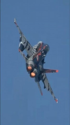 Awesome! F-18 Legacy Hornet blasting past at close with full afterburners! The best sight I've seen