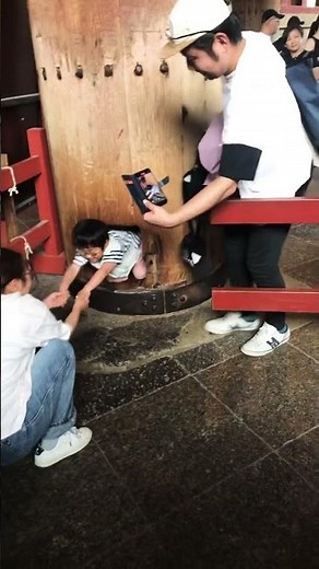 東大寺に行きました（東大寺の柱くぐり）