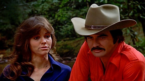 Bandit and Carrie kiss while Cledus gets into a bar fight | Smokey and the Bandit