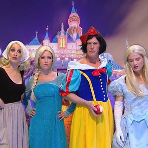 Les #scandales d'harcèlement sexuel ont également touché le monde féérique de #Disney ! Cendrillon, la Reine des Neiges, Blanche-Neige et la Belle au Bois Dormant, porte-paroles du syndicat des #Princesses Disney, sont venues partager leur colère sur notre plateau. | Le Grand Cactus - RTBF