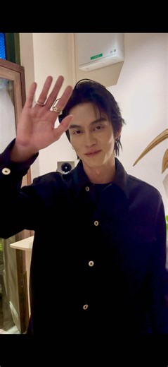 What if our one song of the summer is just you talking? 🎶 Caught up with Bright over dinner at @Burberry’s takeover of The Standard Bangkok last night, and safe to say our summer just got a whole lot better and brighter #Bright #bbrightvc #BrightVachirawit #Burberry