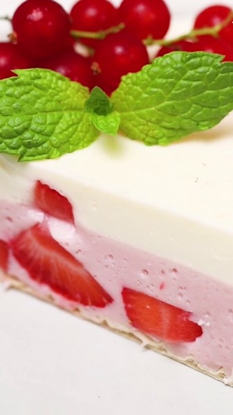 Ciasto truskawkowe bez pieczenia na waflu. Na jednym kawałku na pewno się nie skończy