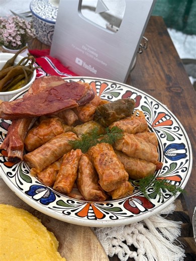 Sarmale traditionale fierte la ceaun cu smantana si mamaliga. Reteta: 1,5kg ceafă de porc 300gr slănină 200gr gușă de porc afumată 4 cepe sare dupa gust piper cimbru boia marar 200gr sos de roșii 1 cana de apa 3-4 mâini de orez ulei coaste afumate apa 500gr sos de rosii cimbru foi de dafin | Ella Cooking