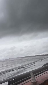 TROMBA MARINA EN CALETA DE LENGA Hasta la caleta de Lenga, en la comuna de Hualpén, llegó una tromba marina. El registro audiovisual permite ver como nace en el mar y luego se acerca a tierra. | Conecta TV