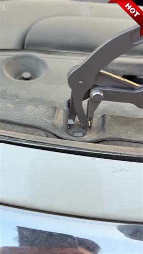 Univerzálne kliešte na plastové nity a spony, rýchla oprava bez poškodenia dielov.