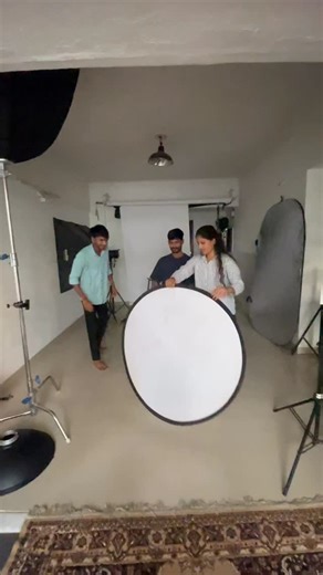 RAW Photographer & Videography Ser | Love that vibe already 😄📸 learning + play = best combo. Photography student + reflector folding tutorial = learning turned into a fun game... | Instagram