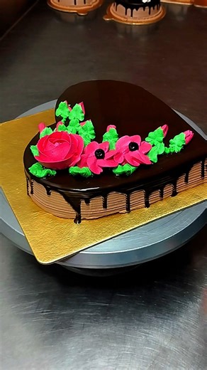 Chocolate flower cake design idea