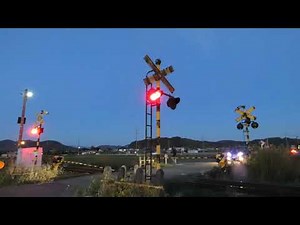 電球とLHT-1型と全方向踏切警報灯がある踏切
