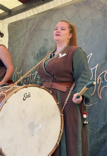 Die Drehung ist auf kleineren Bühnen nicht ganz einfach 😅🙈 #unvermeydbar #mittelalter #medieval #bagpipe #violin