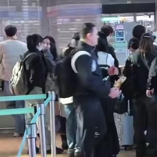 Jihyo fixing Jeongie's bangs 😌 #twice #najeongmosajimida | TWICE