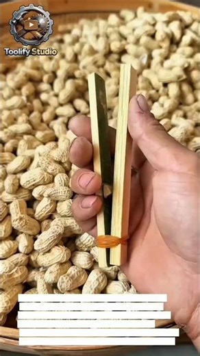 Traditional Peanut Shelling Technique | Simple Yet Efficient Manual Food Preparation.
