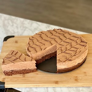 2.4M views · 17K reactions | DESPACITO: LE CÉLÈBRE GÂTEAU BRÉSILIEN AU CHOCOLAT  Ingrédients : Génoise chocolat: 4 œufs 110 de sucre 55g de farine 25 de cacao amer Imbibage: 150ml de lait 3CAS de cacao amer 1cac d’Extrait de vanille Mousse au chocolat: 450ml de crème liquide entière 100g de chocolat noir 100g de chocolat au lait 25g de sucre glace | Deli Cuisine | Facebook