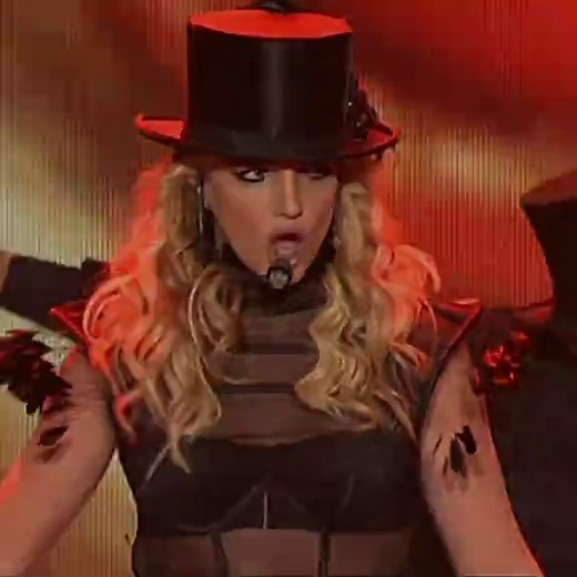 Britney Spears performing “Womanizer” 2008 #britneyspears #the2000s #2000s #womanizer