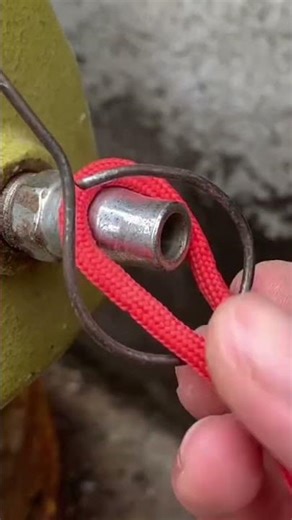 This is one easy way to insert rope into a wire circle done by a creative person#creative