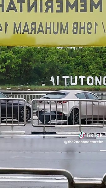 Didn't realise this had fallen down. #ohno #heavyrain #windy #tutong #the2ndhandstorebn #charityshop #soundtrend #jet2holidays