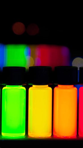 Why do these tiny crystals change color with size? 🔍🌈 #crystals #color #educational #friendly #scienceexperiment #fblifestyle #reels | The Action Lab