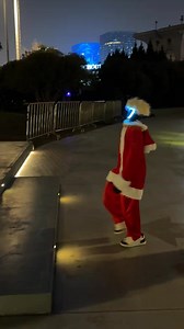 您的圣誕禮物馬上就到哈...#機器人 #圣誕禮物 #搞笑 | 萬家燈火