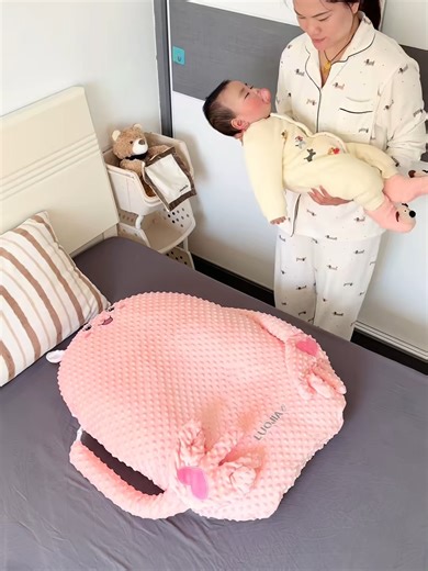 If your baby is easily startled when put down, has a startled reflex, sleeps restlessly, or is used to being held, cuddled, or patted to sleep, you can try this baby tilt pillow with a patting and soothing function. It can calm and soothe your baby to sleep while preventing startles and helping them sleep soundly. Free your hands and easily take care of your baby #Solutions for waking up after being held and put down # coax baby artifact #Moms can free their hands while taking care of their babi