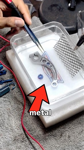 👉 “This metal isn't painted… it's changing color with electricity. 😳⚡