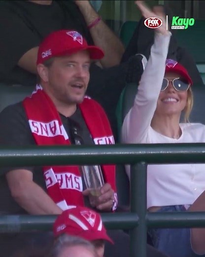 Sydney Sweeney enjoying the Sydney Swans 😍 #AFL