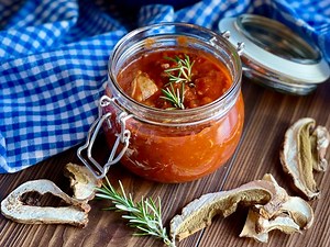 Il sugo di funghi secchi, detto in dialetto genovese tocco de funzi, è una ricetta tipica dell’entroterra ligure, molto semplice e gustoso. Lo stesso sugo si può preparare anche con funghi porcini freschi, quando è la stagione. Ricetta https://blog.giallozafferano.it/renatabriano/sugo-di-funghi-secchi-tocco-de-funzi/ | La nostra politica in cucina di Renata Briano