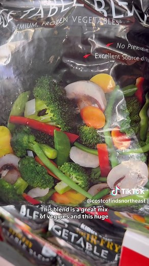 🍜Easy, 10-minute meal idea! This 3-ingredient ramen bowl from Costco is ✔️high-protein ✔️better for you than takeout ✔️just as delicious Save this for busy weeknights! 🍜 @Lotus Foods | Rice & Noodles Ramen Noodles: whole grains, just 2 ingredients 🍗 @Amylu Foods Chicken Crumbles Mandu Sauce: high protein, clean ingredients, so flavorful 🥦 KS Stir-Fry Vegetables: low in calories, high in fiber, packed with nutrients Boil one package of ramen noodles according to package directions. Heat one p